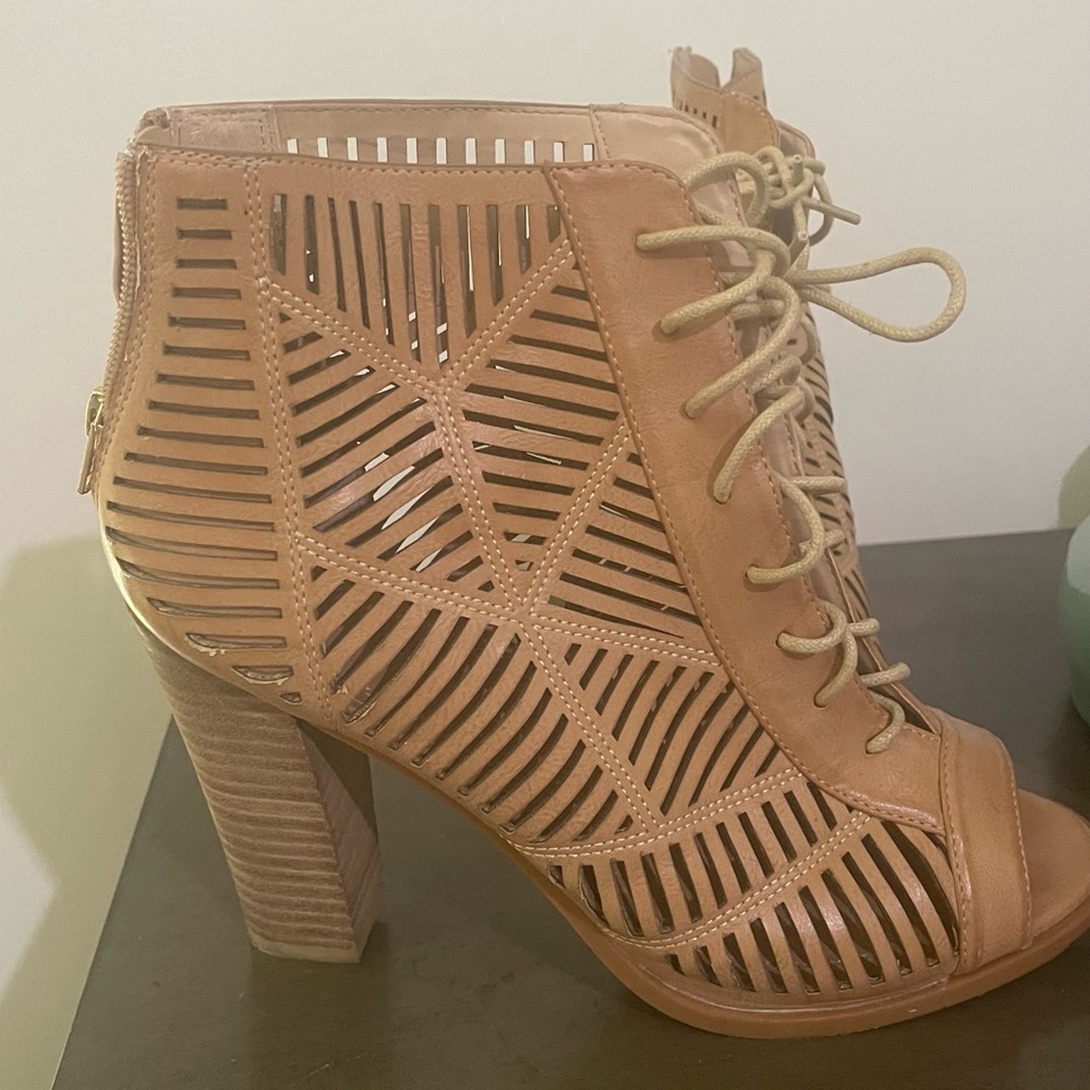 Chelsea Moreland Geo Design Open Toe Heel